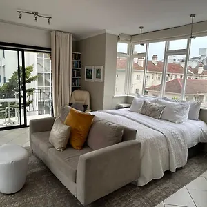 cosy-and-classy-sea-point-apartment.hotels-capetown.com/