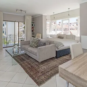 cosy-and-classy-sea-point-apartment.hotels-capetown.com/